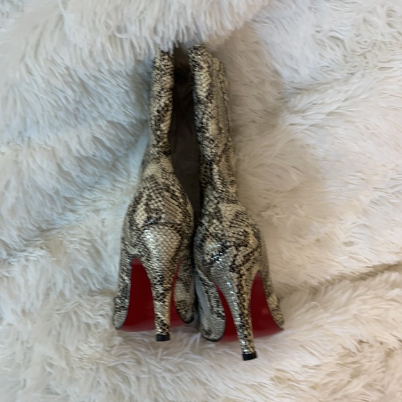 ❗️SOLD❗️Python Print Booties New - Picture 7 of 8